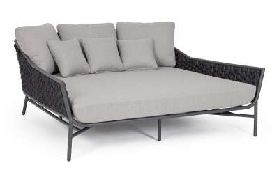 Everly Daybed  166 . x 153 